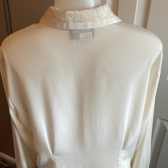 EUC Notations Women’s sz. 8 Ivory and Lace long sleeve blouse with pearl buttons - Picture 9 of 15